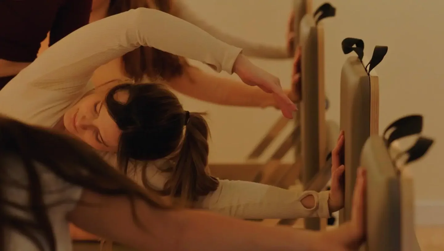 Movimiento consciente durante una práctica de Pilates